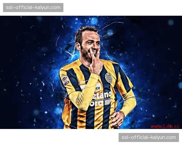 特写:终场哨响,蒙扎保级成功,老将帕齐尼与家人看台相拥而泣 特写:终场哨响,蒙扎保级成功,老将帕齐尼与家人看台相拥而泣